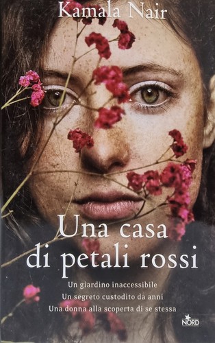 Una casa petali rossi - casa,